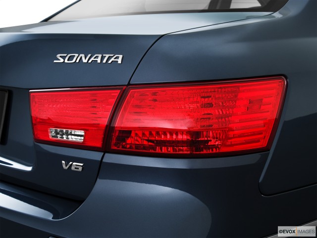 2010 Hyundai Sonata Stop Lamp Closeup