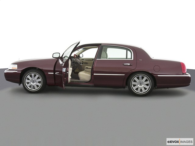 2003 Lincoln Town Car Read Owner And Expert Reviews