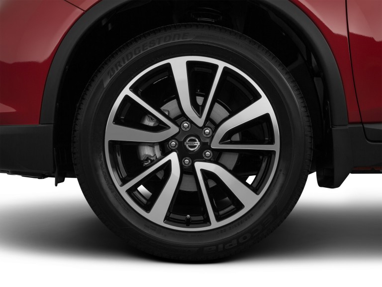 2020 Nissan Rogue Tire Closeup