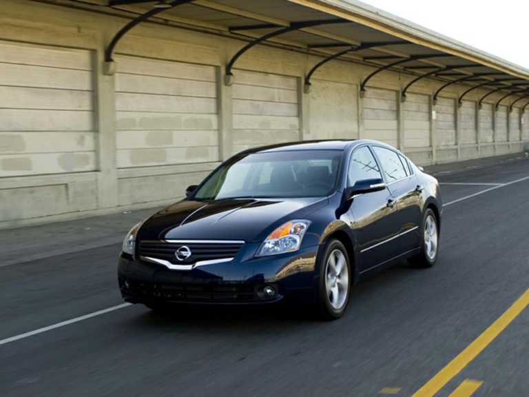 Blue 2009 Nissan Altima In Motion