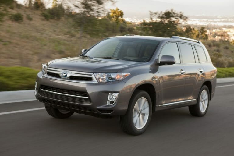 2011 Toyota Highlander’s Three Engine Options Include 2.7L Four-cylinder, 3.5L V6, and a Hybrid
