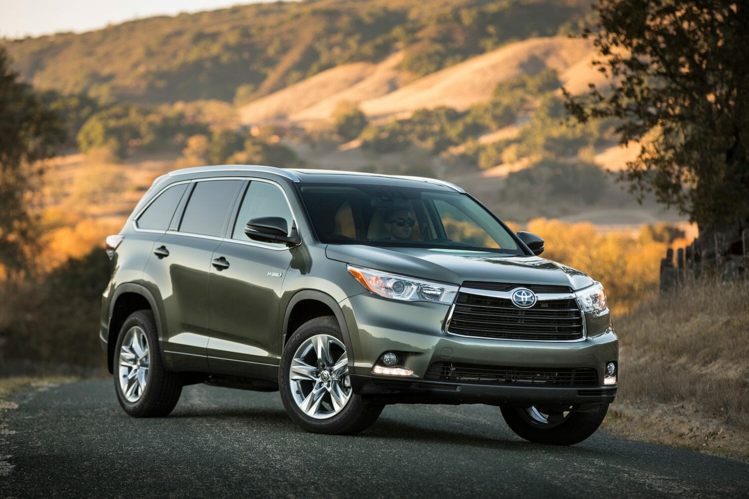 2015 Toyota Highlander Review: A Midsize SUV that Excels in Reliability and Safety