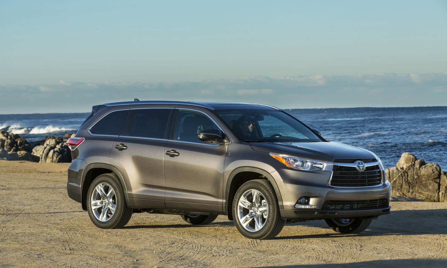 2016 Toyota Highlander Review: A Safe Dependable Midsize SUV Loaded With Technology