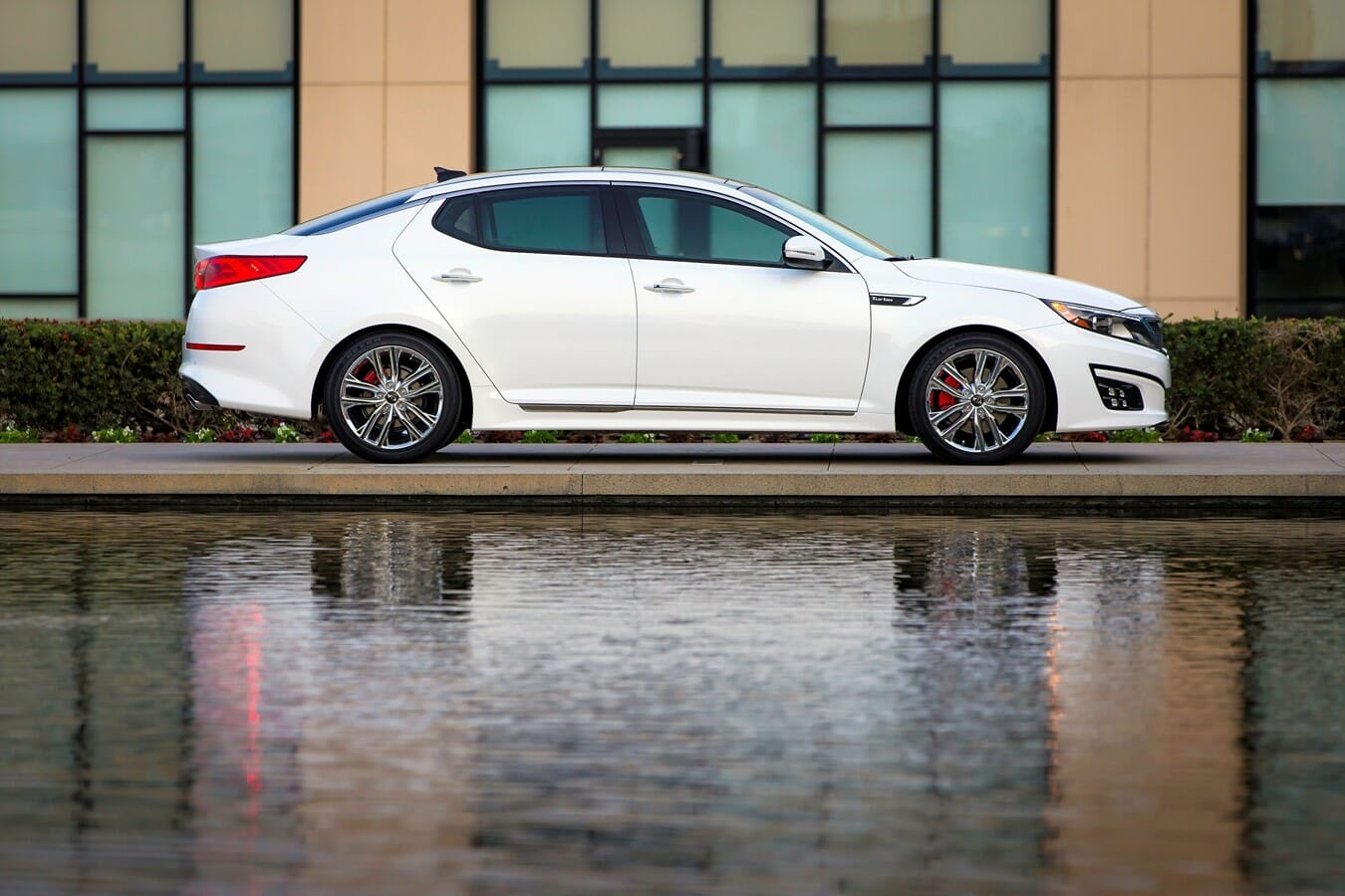 2015 Kia Optima Review: An Efficient and Safe Sedan That Feels Dated to Drive