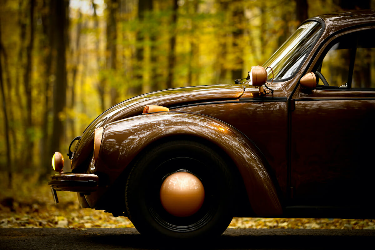 Autumn vintage car - DepositPhotos